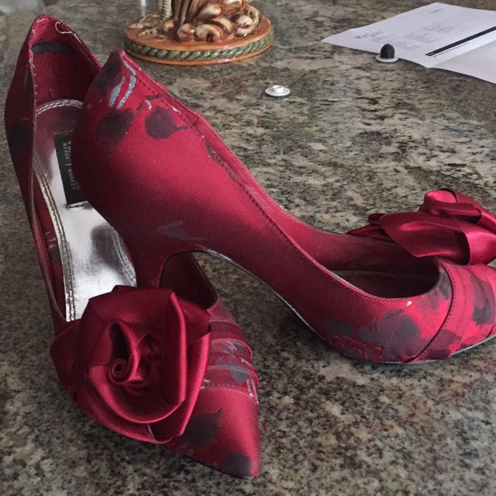 Red rose pumps